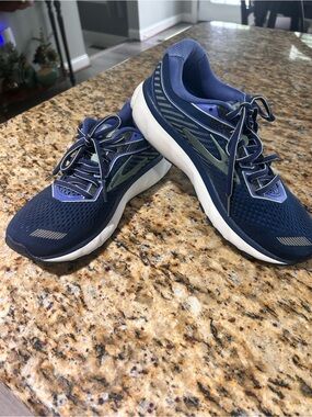 Brooks Ghost 12 - Women’s size 8